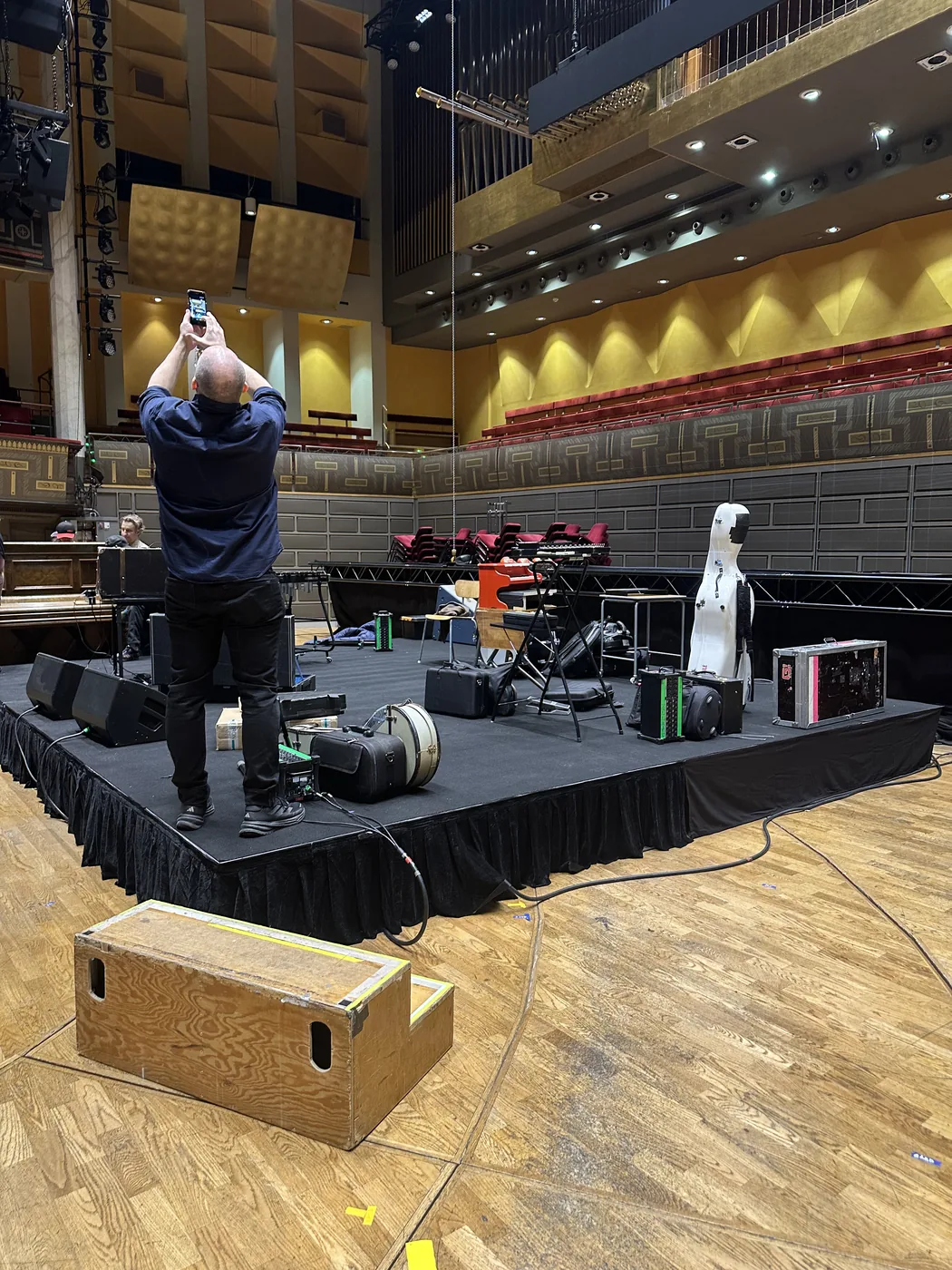 Scen klädd med svart filtmatta i Konserthuset under Stockholm Jazz & Blues Festival