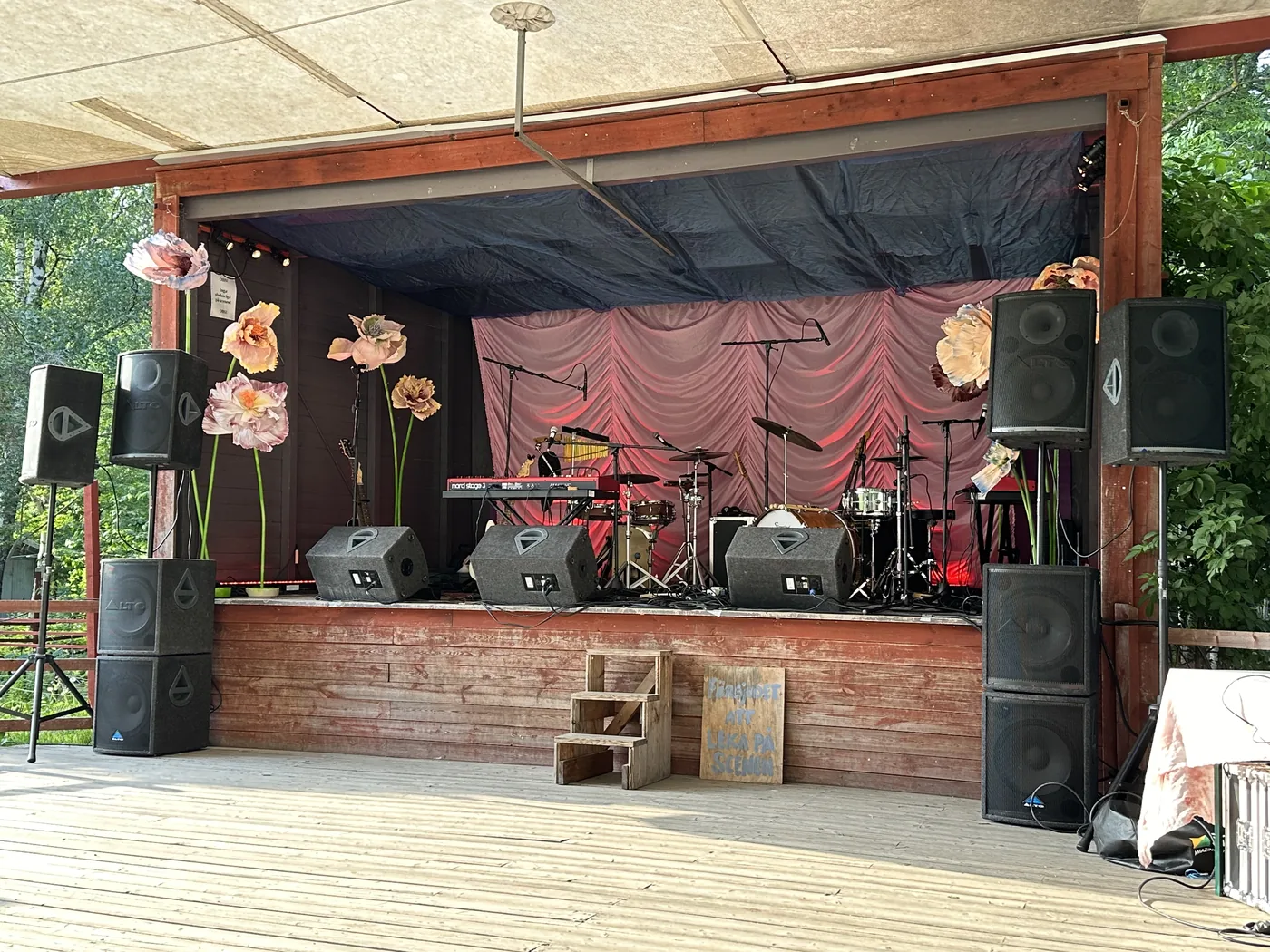 Scenuppbyggnad vid Vintervikens trädgård