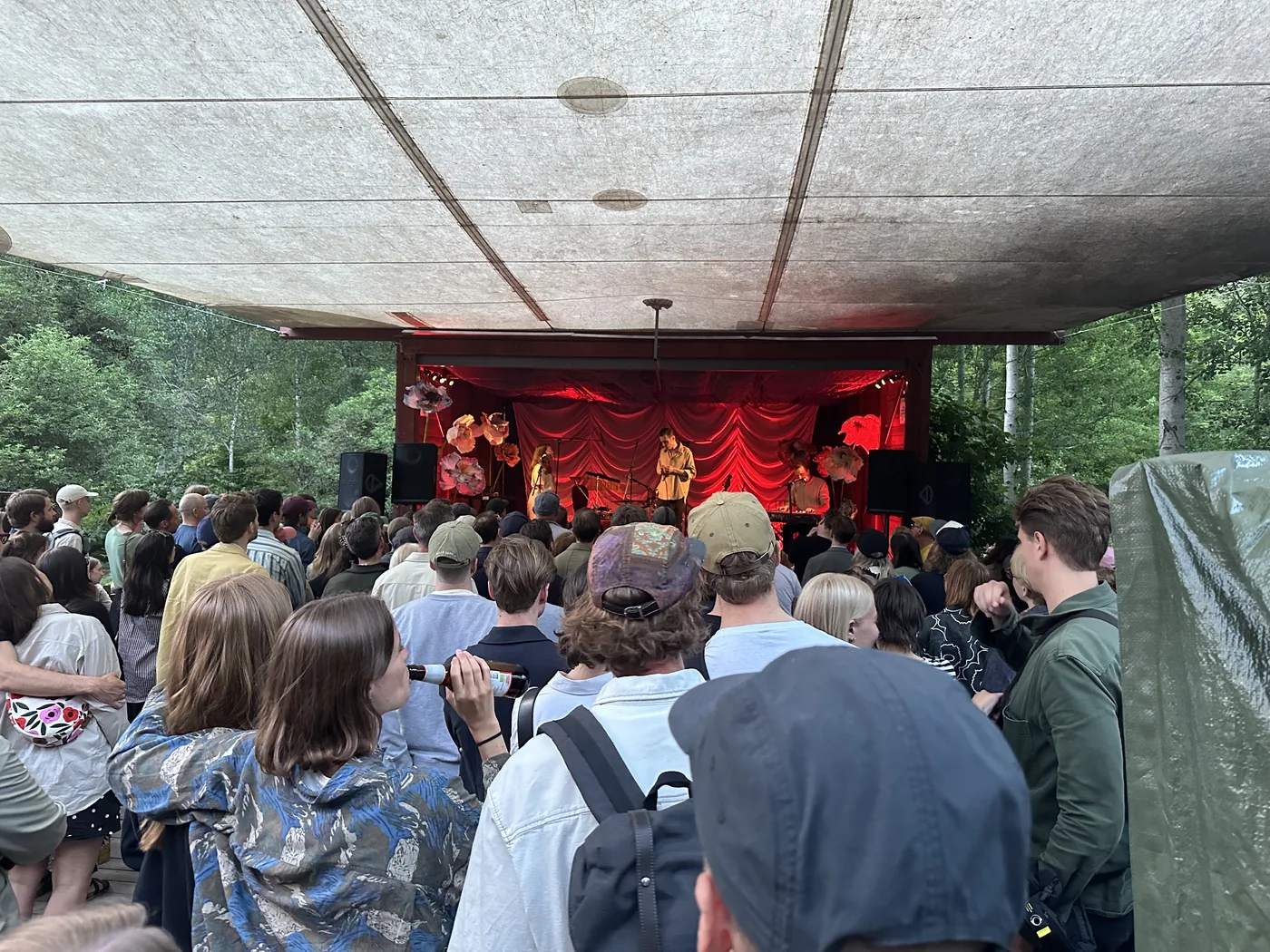 Publik framför scenen på festivalen i Vinterviken