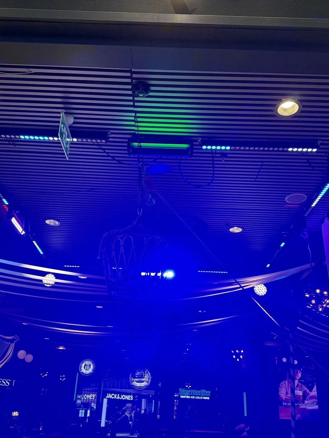 Blått ljus och LED-ramper i taket på German Beer Hall