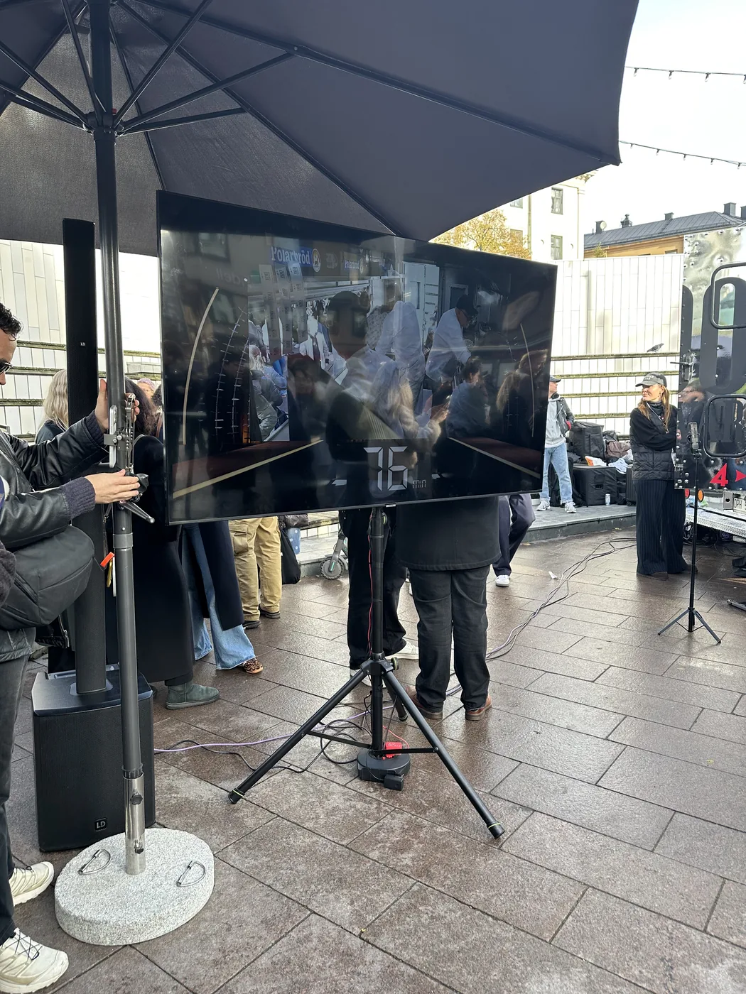 Skärm på stativ med kolonnhögtalare vid 100 Knivar på Odenplan