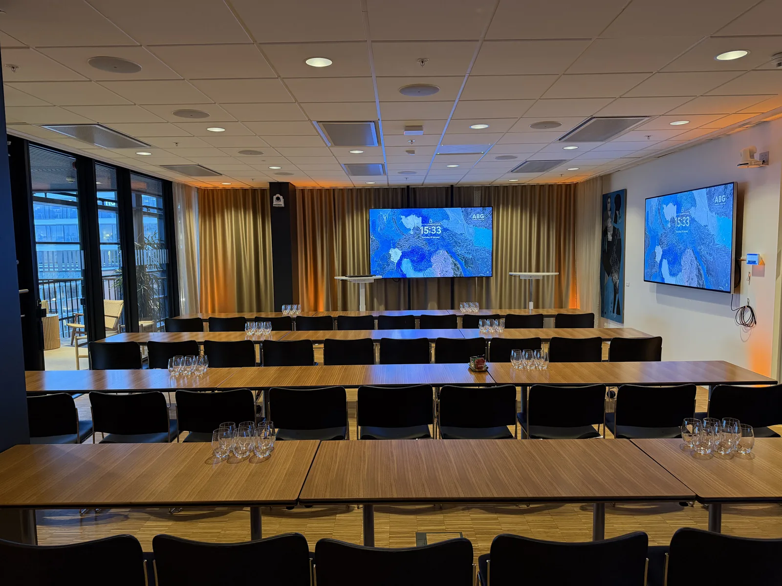 Konferens med LED-skärmar och uplight — ABG Sundal Collier