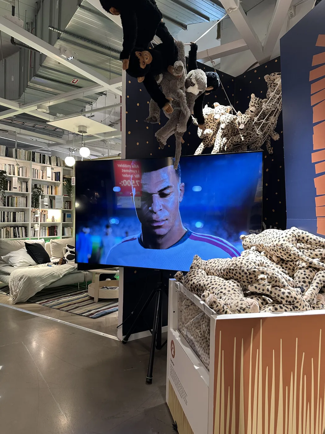 TV-skärm på golvstativ med EA Sports FC 27 på IKEA Gallerian