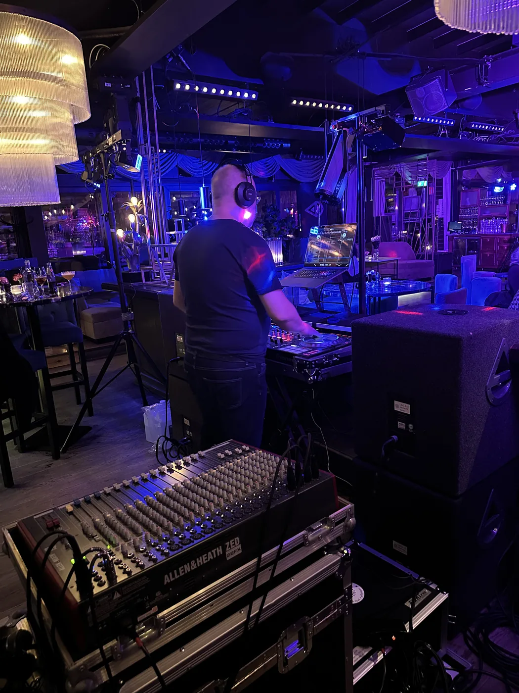 DJ spelar på Mr French med högtalare och mixerbord i förgrunden
