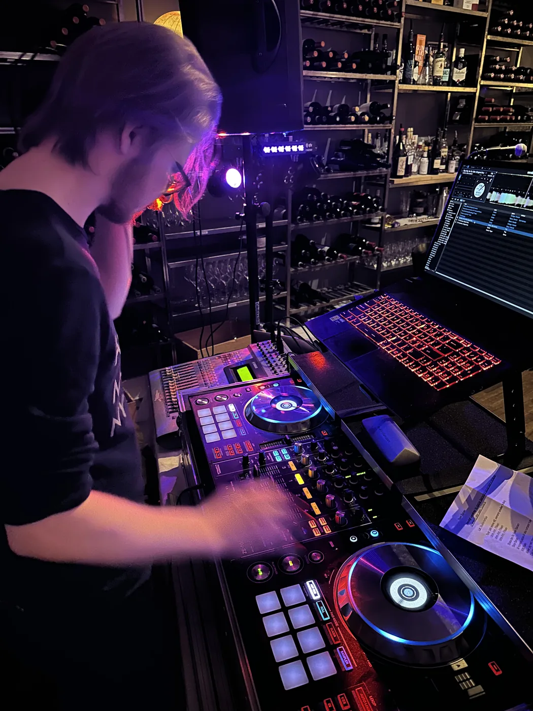 DJ vid controller hos Swedish Taste