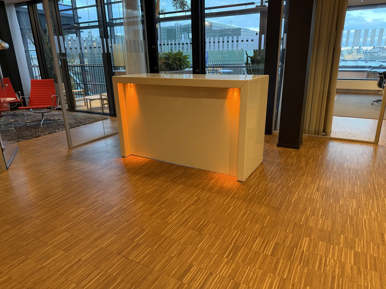 LED uplighting i orange — bardisk upplyst med wallwash-effekt